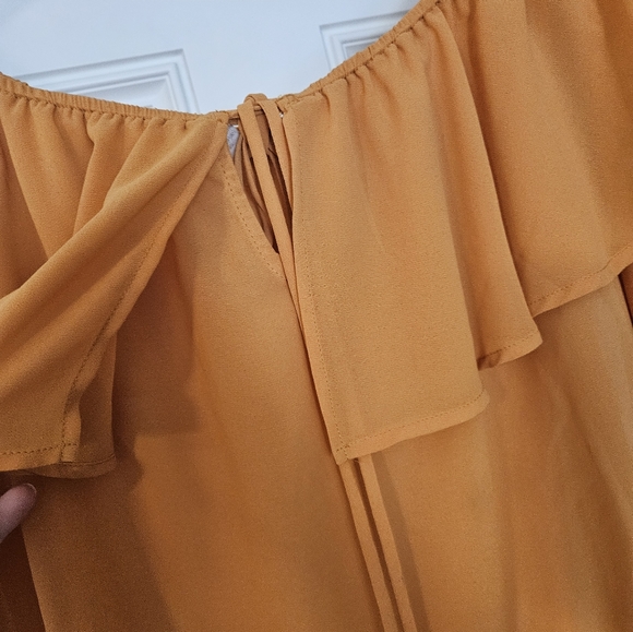 Forever21 off the shoulder top size Medium.            A - Picture 4 of 5